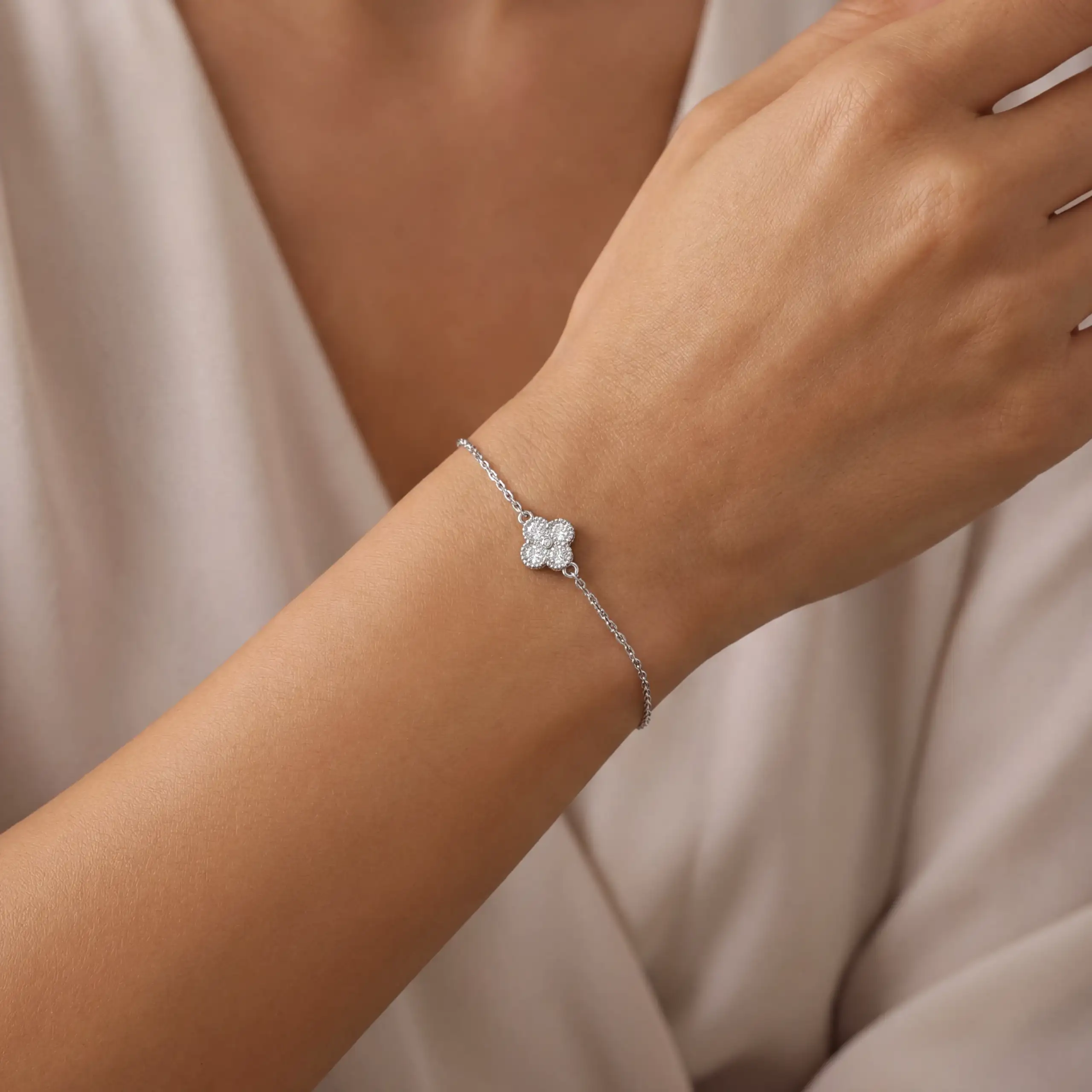 Clover Diamond Minimal Bracelet